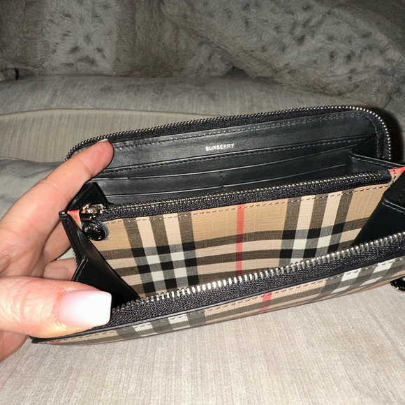 NWOT/NWOB Burberry zip around wallet - Picture 6 of 8